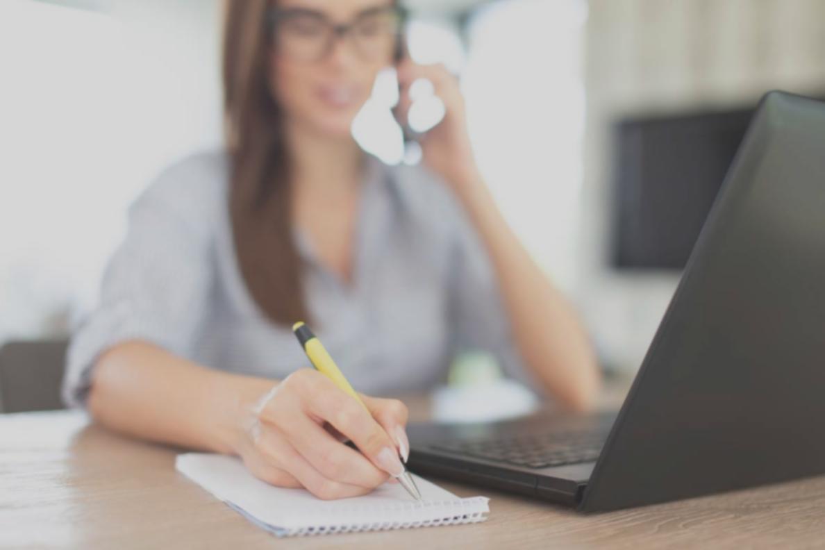 Participants working through SEO audit methodology during a course session